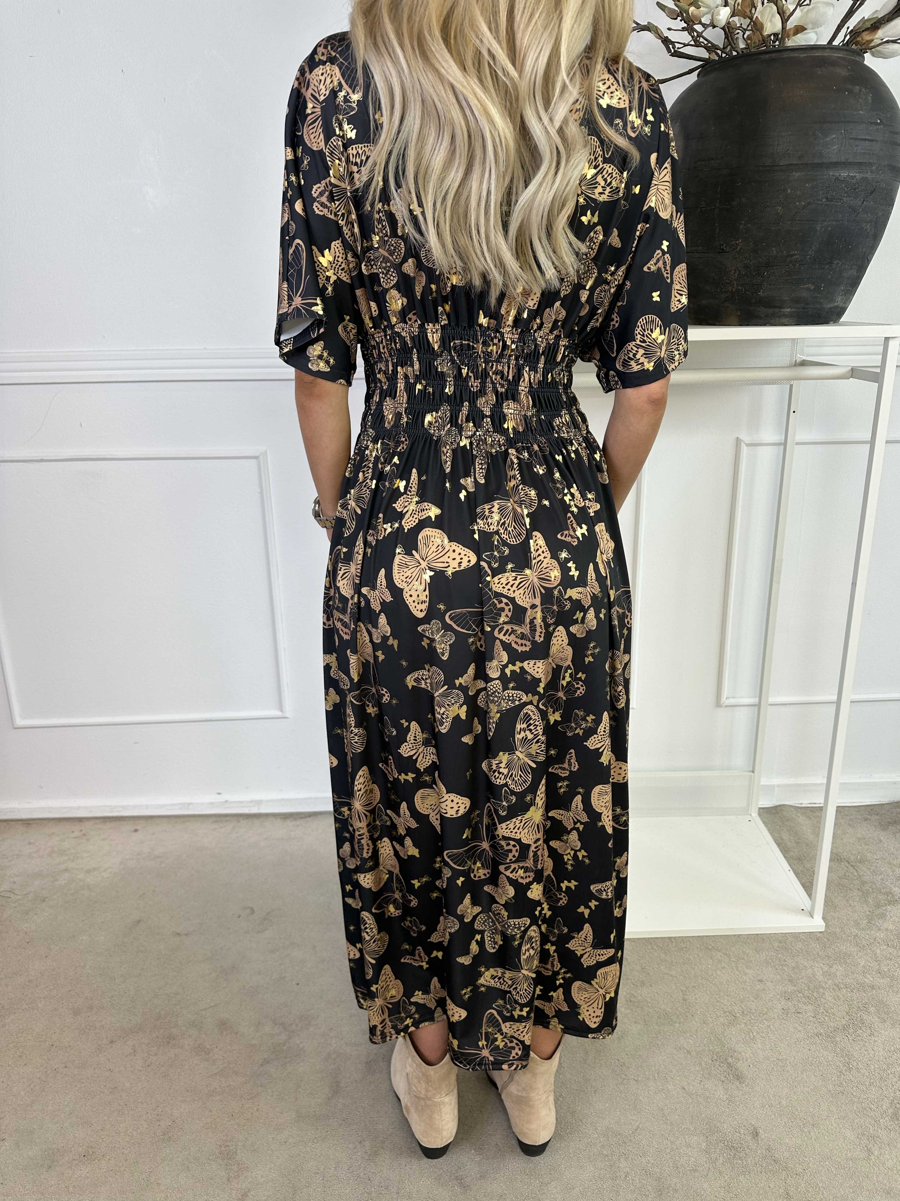 Pams Butterfly - Lang elastisk kjole med smock i livet